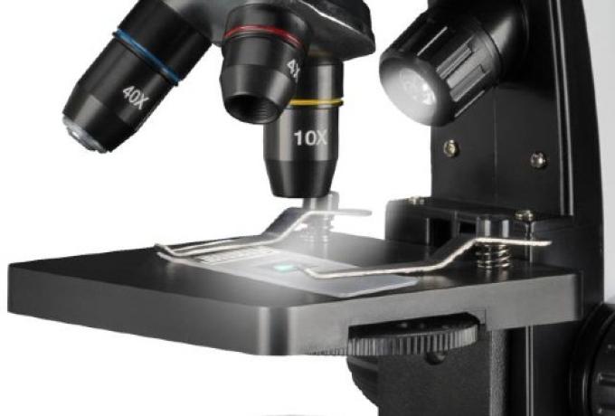 Microscópio didático de laboratório